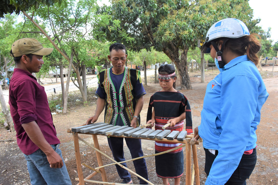 Nhiều người trẻ trong làng đến tìm hiểu cây đàn đá anh Hlich vừa chế tác. Ảnh Trần Dung