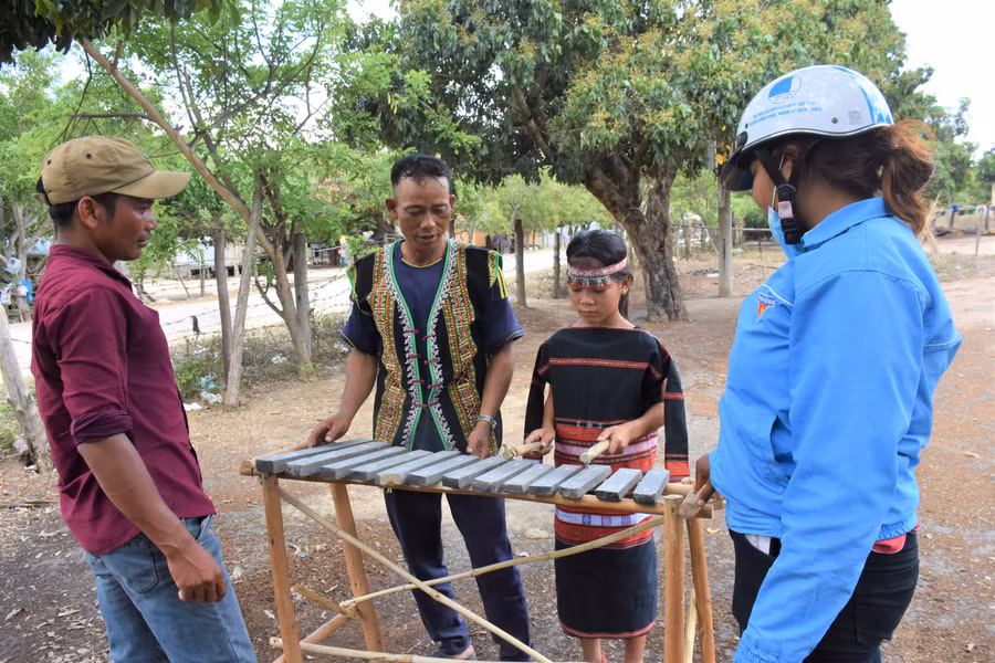 Nhiều người trẻ trong làng đến tìm hiểu cây đàn đá anh Hlich vừa chế tác. Ảnh Trần Dung