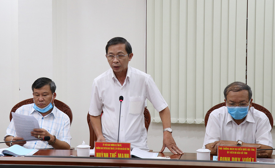  Đồng chí Huỳnh Thế Mạnh-Ủy viên Ban Thường vụ Tỉnh ủy, Trưởng ban Tuyên giáo Tỉnh ủy báo cáo công tác thông tin, tuyên truyền trong ngày bầu cử 23-5 tại phiên họp. Ảnh: Phương Linh