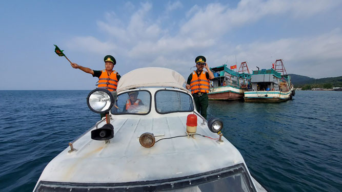 Ca nô của lực lượng biên phòng tuần tra trên vùng biển Tây Nam.