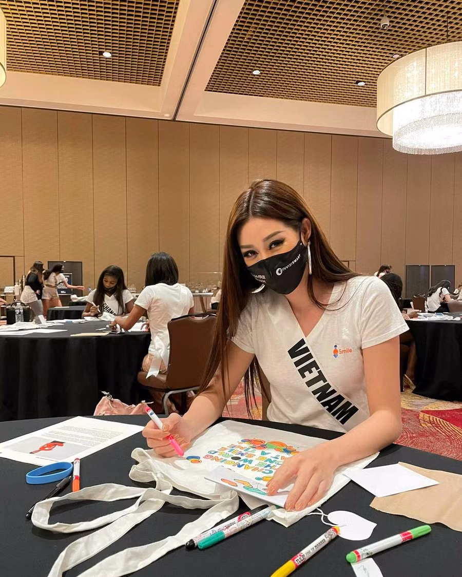 Hoa hậu Khánh Vân tham gia các hoạt động trong khuôn khổ cuộc thi Miss Universe 2020.