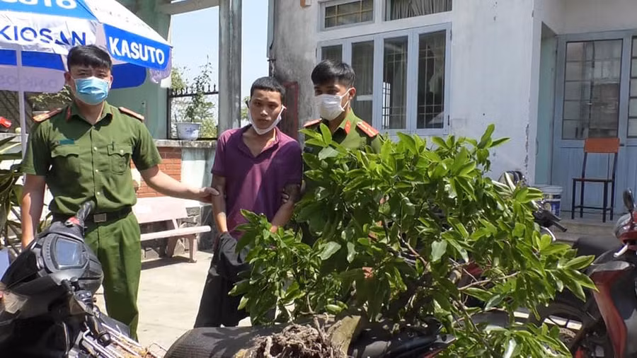  Lực lượng công an bắt giữ Tài - ẢNH: NGUYỄN TÚ