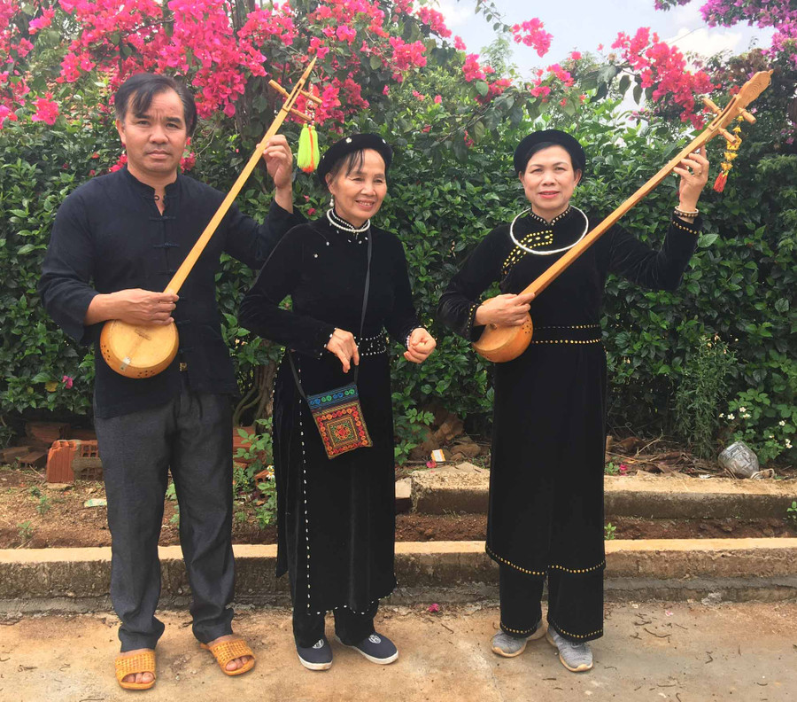 Một buổi tập luyện của các thành viên tổ hát then, đàn tính làng Pơ Nang. Ảnh: R’Ô Hok