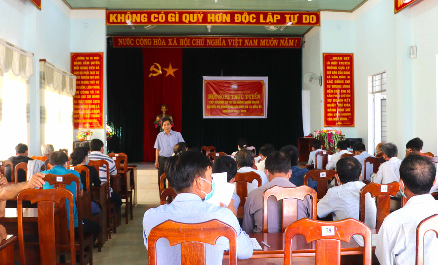 Quang cảnh buổi tập huấn sổ tay hướng dẫn thực hiện cách ly y tế vùng có dịch Covid-19 tại phường Ngô Mây, thị xã An Khê. Ảnh Ngọc Minh