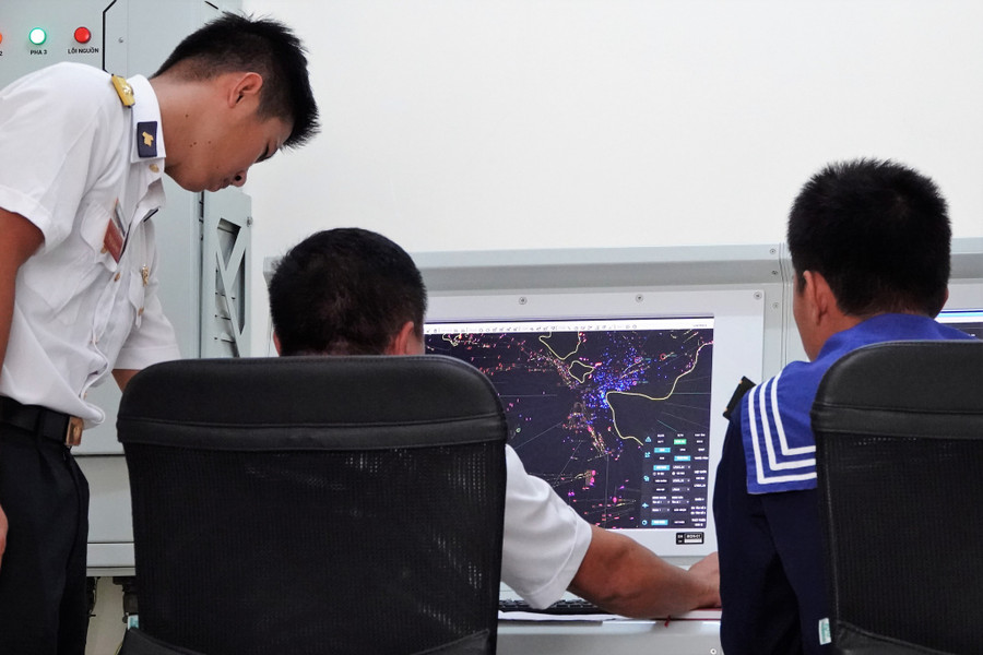 Chỉ huy Trạm ra đa 620 và kíp trắc thủ theo dõi mục tiêu trên màn hình