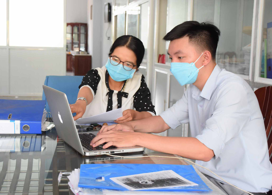 Điều tra viên Chi cục Thống kê TP. Pleiku trực tiếp hướng dẫn doanh nghiệp kê khai thông tin phục vụ công tác tổng điều tra. Ảnh: Minh Nguyễn