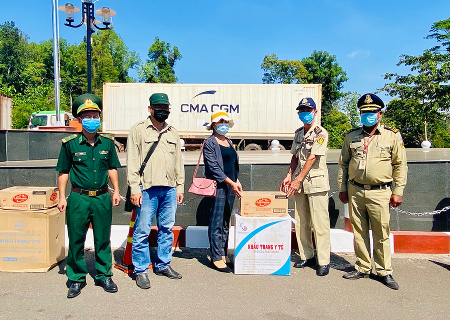 Bà Phạm Thị Lan-Phó Chủ tịch Ủy ban MTTQ Việt Nam tỉnh Gia Lai-trao tặng khẩu trang y tế và dung dịch rửa tay sát khuẩn cho Đồn Biên phòng Cửa khẩu Quốc tế Lệ Thanh (huyện Đức Cơ) và Đồn Công an Cửa khẩu Quốc tế Oyadav (Vương quốc Campuchia). Ảnh: Mộc Trà