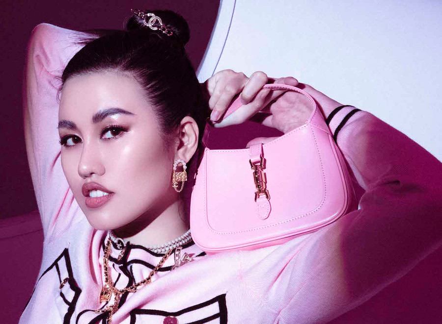 Khoác lên mình cây hàng hiệu từ những hãng danh tiếng như Chanel, Versace, Dior, Burberry… người đẹp cho thấy khả năng phối đồ ấn tượng, hướng đến phong thái của một nữ doanh nhân thành đạt. ẢNH: TIÊN NGUYỄN