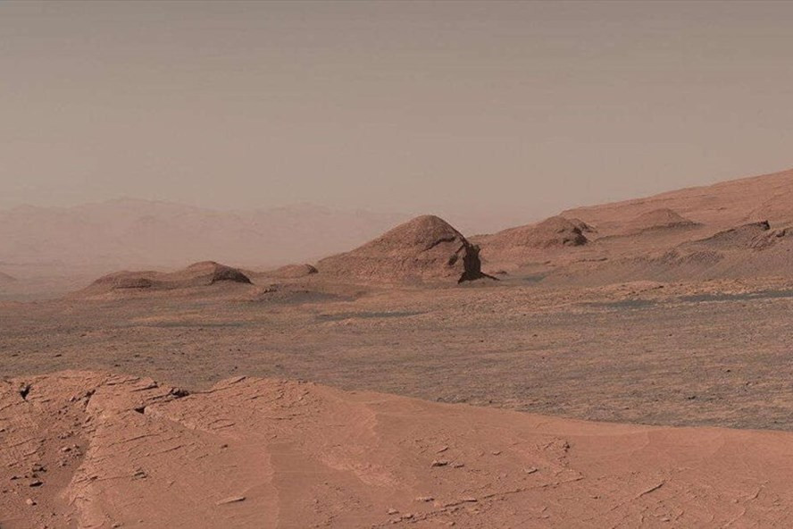 Chế độ xem phóng to cho thấy một phần miệng núi lửa Gale trên sao Hỏa được tàu thám hiểm Curiosity nhìn thấy trong bức ảnh toàn cảnh chụp ngày 15.4.2021. Ảnh: NASA