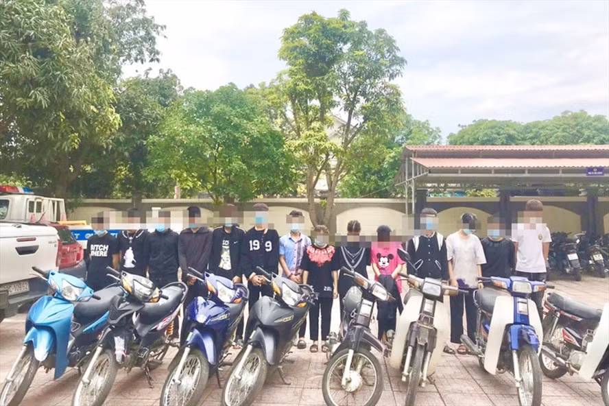 Một số trong nhóm đối tượng bị giữ.