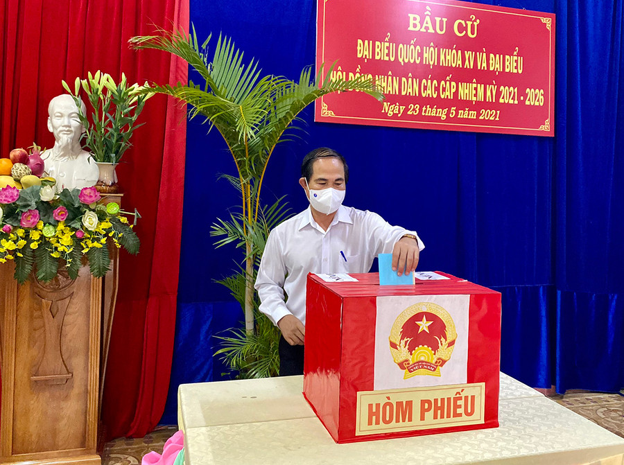 Đồng chí Võ Ngọc Thành-Phó Bí thư Tỉnh ủy, Chủ tịch UBND tỉnh bỏ phiếu tại khu vực bầu cử số 1 (phường Diên Hồng, TP. Pleiku). Ảnh: Hồng Thi Đồng chí Võ Ngọc Thành-Phó Bí thư Tỉnh ủy, Chủ tịch UBND tỉnh bỏ phiếu tại khu vực bầu cử số 1 (phường Diên Hồng, TP. Pleiku). Ảnh: Hồng Thi