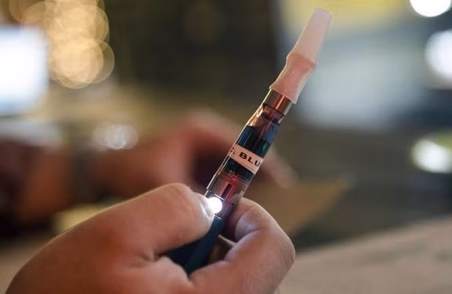 Sử dụng thuốc lá điện tử gây nguy hại đến sức khỏe (ảnh có tính minh họa). ẢNH: REUTERS