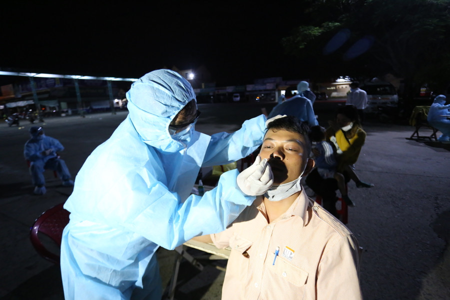 Nhân viên các nhà xe cũng được lấy mẫu xét nghiệm để sàng lọc. Ảnh: Văn Ngọc