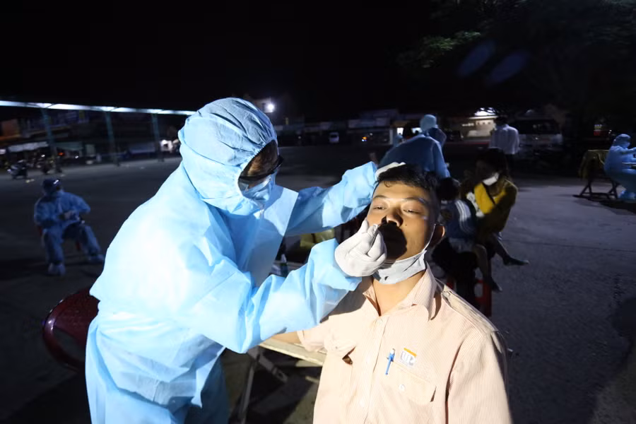 Nhân viên các nhà xe cũng được lấy mẫu xét nghiệm để sàng lọc. Ảnh: Văn Ngọc