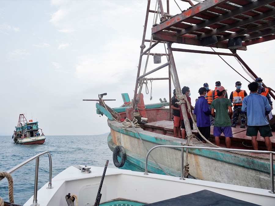 Kiểm tra phương tiện vi phạm. ẢNH: M.T.H