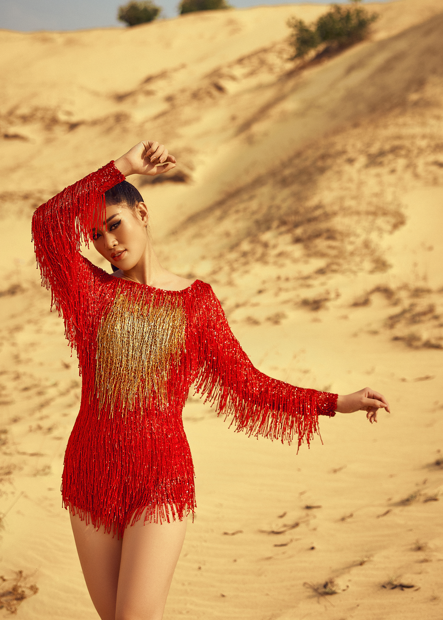 Điểm nhấn chính là những chuyển động linh hoạt nhẹ nhàng, tựa như làn gió cát thổi đến hơi thở tràn đầy sức sống cho một ngày mới. Đó cũng là năng lượng mà Khánh Vân muốn gửi đến khán giả: năng lượng tích cực, lạc quan và yêu đời. Ảnh: Nguyễn Long.