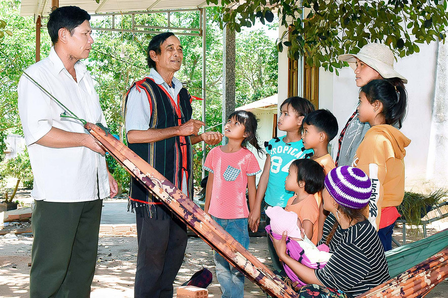 Tranh thủ lúc các hộ dân ở làng Ch’Rông 2 có mặt ở nhà, ông Tơk-Già làng Ch’Rông 2 đã vận động bà con đến nhà văn hóa của làng để nghe ông tuyên truyền, thông tin về bầu cử….