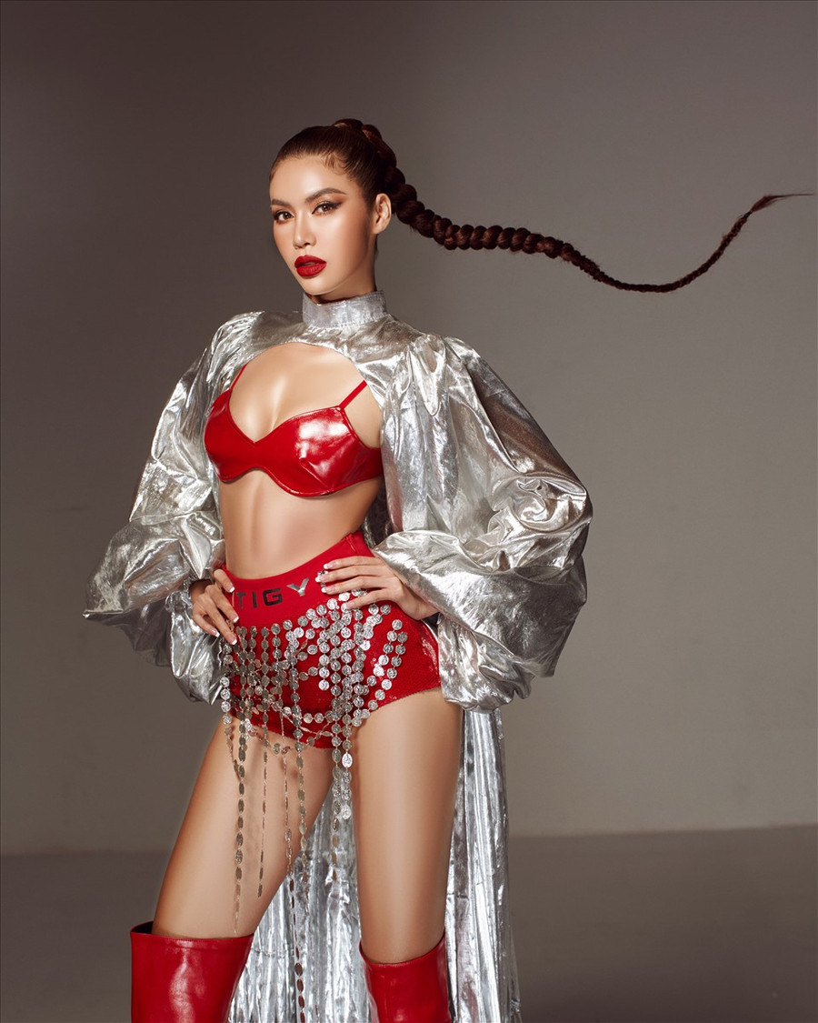 Minh Tú được biết đến là một siêu mẫu có bề dày kinh nghiệm trong làng thời trang Việt Nam. Ngoài danh hiệu Hoa hậu Siêu quốc gia Châu Á 2018, cô cũng nằm trong top 3 gương mặt xuất sắc nhất cuộc thi người mẫu hàng đầu Châu Á Asia's Next Top Model. “Thuý Liễu” cũng là gương mặt siêu mẫu được ưa chuộng, thường xuyên xuất hiện trong các show thời trang lớn, là gương mặt đại diện của nhiều thương hiệu khác nhau.