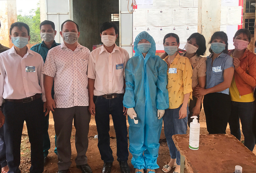 Đồng chí Rah Lan Chung-Phó Bí thư Tỉnh ủy biểu dương các lực lượng tại làng Greo Pết( xã Dun)-ảnh Nguyễn Diệp