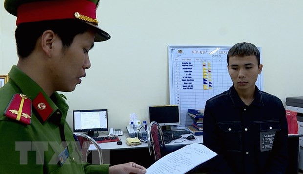 Cơ quan Cảnh sát điều tra thi hành các quyết định đối với Nguyễn Trung Sáng. (Ảnh: TTXVN phát)