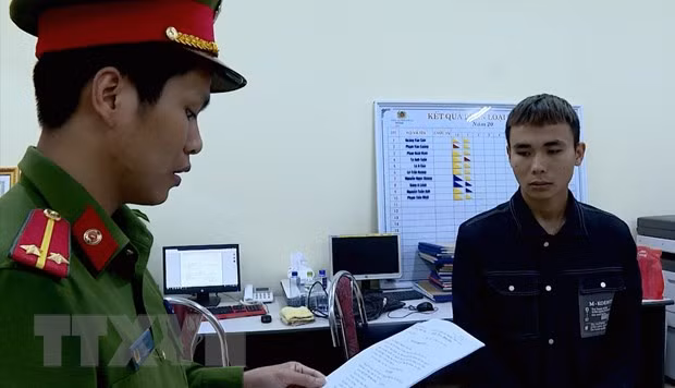 Cơ quan Cảnh sát điều tra thi hành các quyết định đối với Nguyễn Trung Sáng. (Ảnh: TTXVN phát)