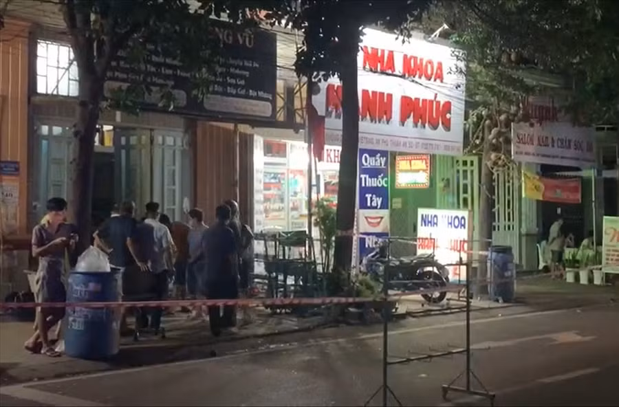 Công an phong tỏa hiện trường, thực hiện công tác khám nghiệm điều tra. Ảnh: Dương Bình