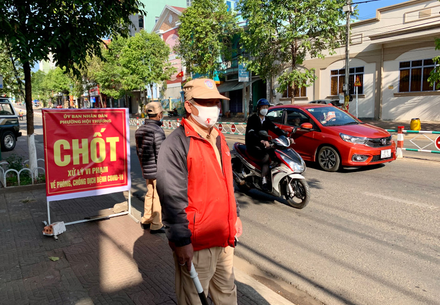 Tăng cường kiểm tra, xử lý vi phạm về phòng dịch Covid-19. Ảnh: Như Nguyện