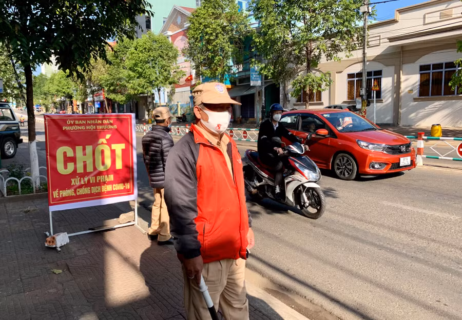 Tăng cường kiểm tra, xử lý vi phạm về phòng dịch Covid-19. Ảnh: Như Nguyện
