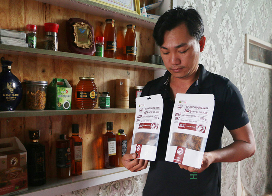 Ông Huỳnh Quốc Hiệu-Giám đốc Công ty TNHH một thành viên Bò khô Huy Vũ (thị trấn Đak Đoa) giới thiệu sản phẩm bò khô đạt OCOP 4 sao cấp tỉnh. Ảnh: Quang Tấn Ông Huỳnh Quốc Hiệu-Giám đốc Công ty TNHH một thành viên Bò khô Huy Vũ (thị trấn Đak Đoa) giới thiệu sản phẩm bò khô đạt OCOP 4 sao cấp tỉnh. Ảnh: Quang Tấn