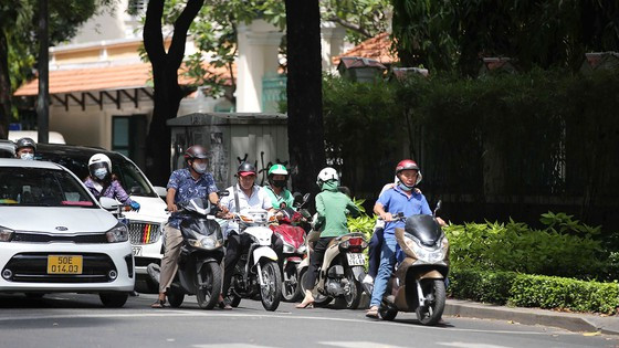 Cố chen lấn để chạy ngược chiều đường Nguyễn Thị Minh Khai, quận 3, TPHCM. Ảnh: DŨNG PHƯƠNG