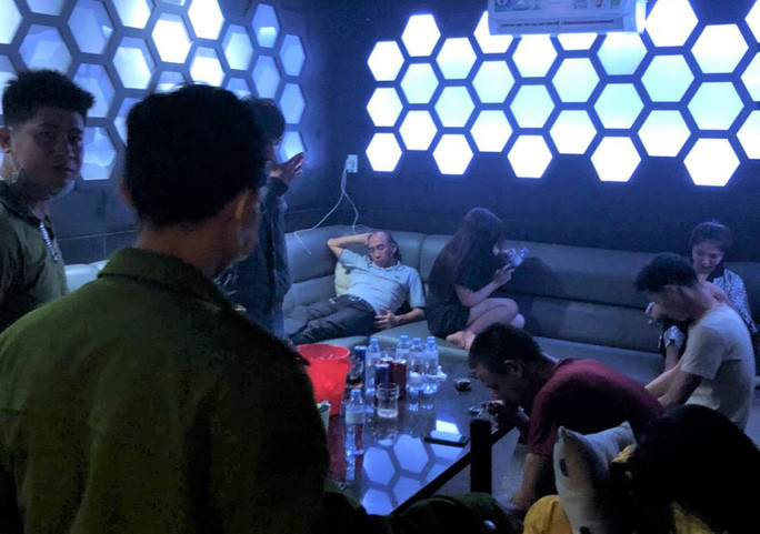 Lực lượng chức năng kiểm tra bắt quả tang quán karaoke Cát An bất chấp lệnh cấm.