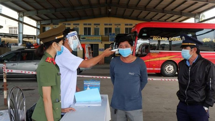  Lực lượng chức năng triển khai đo thân nhiệt cho hành khách ở Bến xe Trung tâm Quy Nhơn