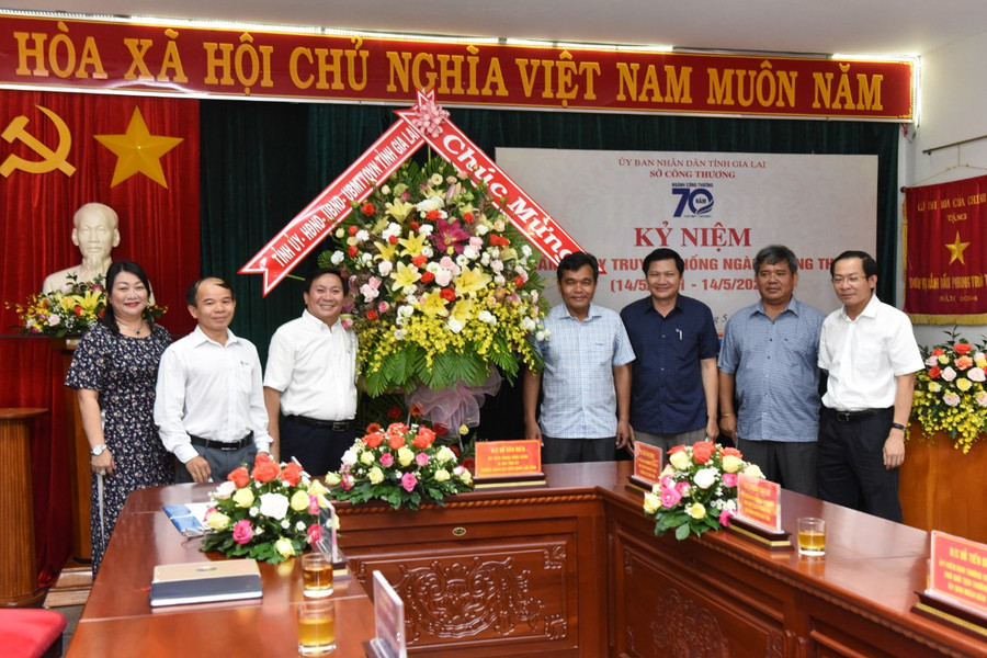 Đoàn công tác của lãnh đạo tỉnh tặng hoa chúc mừng Sở Công thương nhân kỷ niệm 70 năm ngày truyền thống ngành Công thương. Ảnh: Đức Thụy