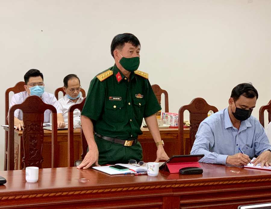  Đại tá Huỳnh Việt Dũng-Phó Chỉ huy trưởng Bộ Chỉ huy Quân tỉnh tham mưu về việc vận hành Khu cách ly tập trung đối với người nước ngoài không đủ điều kiện cách ly tại khách sạn. Ảnh: Như Nguyện