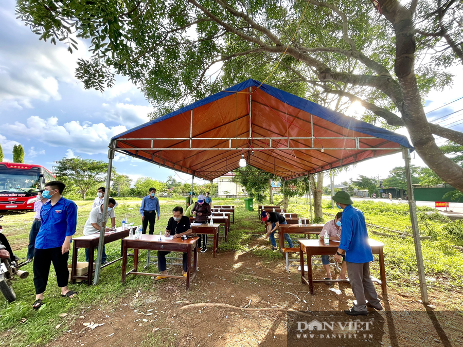 Người dân khai báo y tế tại chốt kiểm tra.