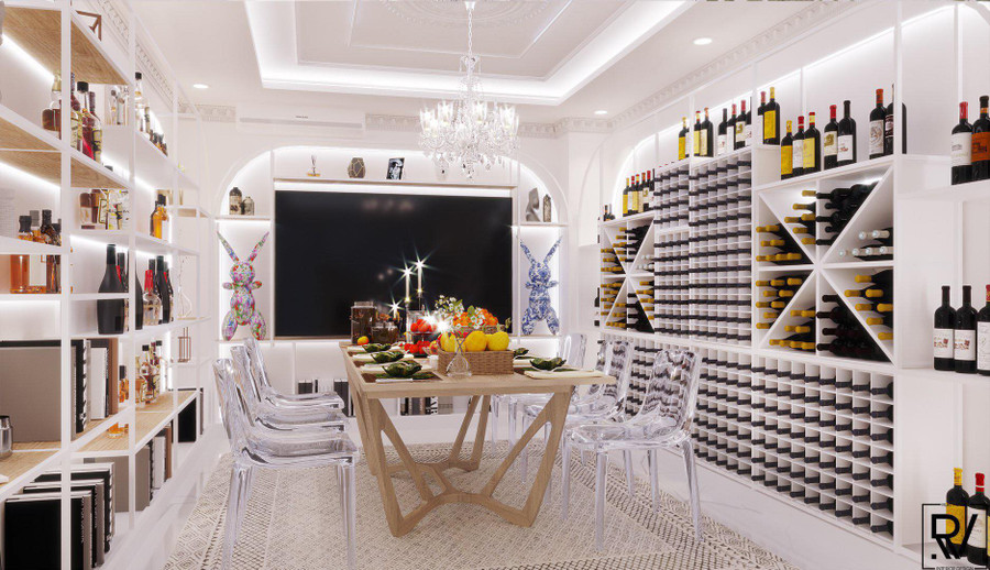Người đẹp dành riêng một căn phòng để chứa cả bộ sưu tập rượu, có bàn ăn rộng rãi dành cho những bữa tiệc thân mật. Căn phòng còn được Lý Nhã Kỳ trang bị màn hình TV lớn, đan xen là những kệ tủ dùng để trưng bày nhiều giải thưởng, đồ lưu niệm đáng giá của mình. ẢNH: FBNV