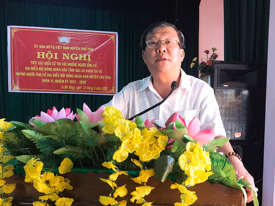 Ông Thái Thanh Bình-Ủy viên Ban Thường vụ Tỉnh ủy, Chủ nhiệm Ủy ban Kiểm tra Tỉnh ủy trình bày chương trình hành động trước cử tri xã Ia Mơ Nông. Ảnh: Nguyễn Diệp