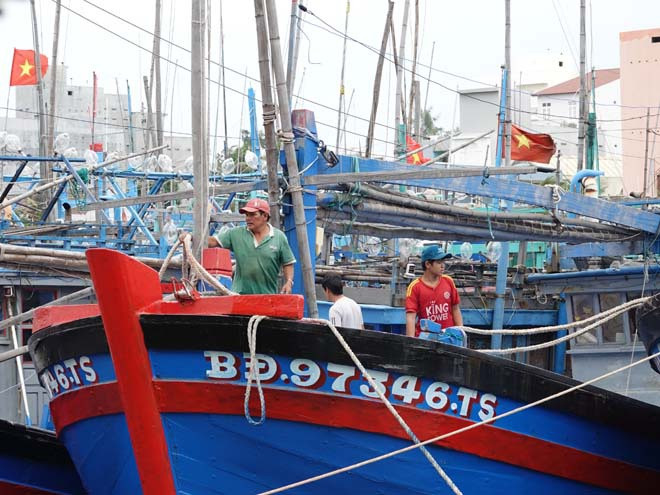 Tàu thuyền của ngư dân vào neo đậu tại Cảng cá Tam Quan để tránh bão số 9 năm 2020. ẢNH: HOÀNG TRỌNG