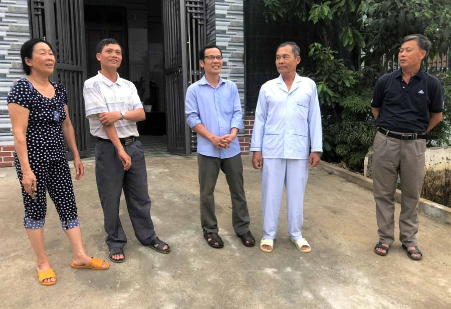 Ông Phan Đình Quý-Phó Trưởng phòng Văn hóa-Thông tin thị xã An Khê (thứ 3 từ phải qua) trao đổi với Ban Nhân dân thôn 6 về xây dựng đời sống văn hóa. Ảnh. Đinh Yến