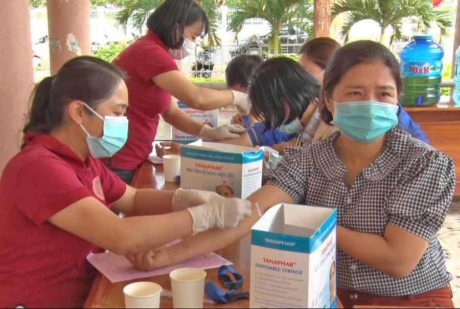 Người dân huyện Mang Yang tham gia hiến máu tình nguyện. Ảnh: Hà Phương