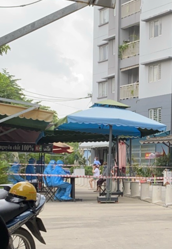 Phong toả Block C, chung cư Sơn Kỳ 1 (quận Tân Phú) - Ảnh: TRẦN THÁI