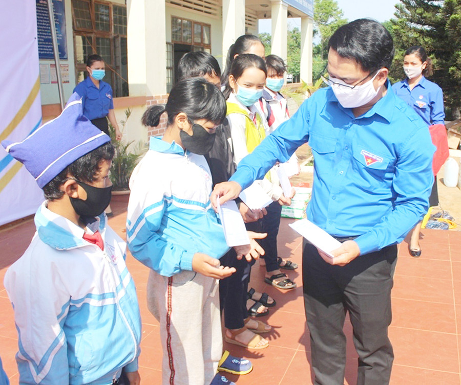 Anh Đỗ Duy Nam-Phó Bí thư Tỉnh Đoàn, Chủ tịch Hội đồng Đội tỉnh-tặng học bổng cho các học sinh khó khăn. Ảnh: Thủy Bình