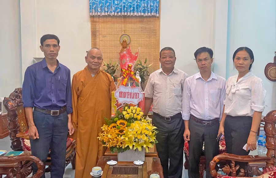 -Đoàn công tác Ban tôn giáo tỉnh thăm Hoà thượng Thích Từ Vân, Ủy viên Hội đồng Trị sự Trung ương Giáo hội Phật giáo Việt Nam, Trưởng Ban Trị sự Giáo hội Phật giáo Việt Nam tỉnh (6627).