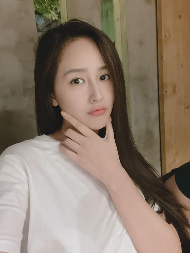 Nàng hậu chỉ trang điểm nhẹ nhàng khi đi ra ngoài