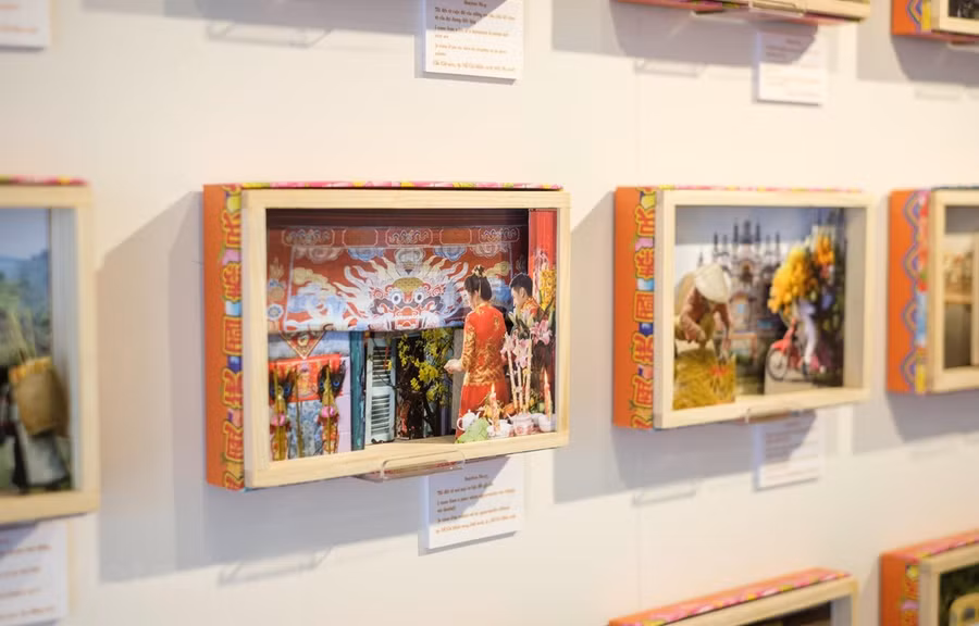  Hai nghệ sỹ Pháp sử dụng những chiếc hộp để kể câu chuyện về Việt Nam bằng hình ảnh. (Ảnh: Matca)