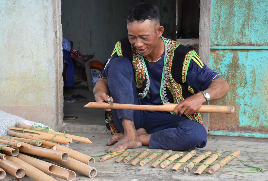 Anh Đinh Hlich nổi tiếng là nghệ nhân đa tài chế tác các loại nhạc cụ dân tộc của người Bahnar. Ảnh: Trần Dung