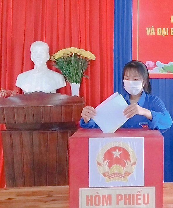 Em Vi Rcơm Sara. Ảnh: Phan Lài Em Vi Rcơm Sara-lớp 12D1, Trường THPT Hoàng Hoa Thám (TP. Pleiku). Ảnh: Phan Lài
