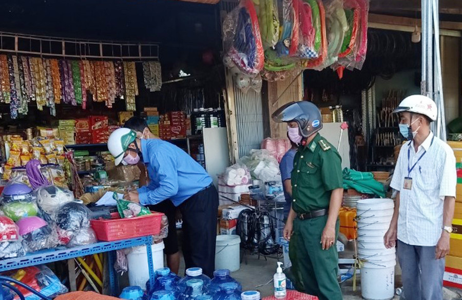 Đồn Biên phòng Ia Mơr (huyện Chư Prông) phối hợp với các ban, ngành của xã tuyên truyền, vận động người dân ký cam kết chấp hành nghiêm các biện pháp phòng dịch và chống xâm nhập, vượt biên. Ảnh: Anh huy  Đồn Biên phòng Ia Mơr phối hợp với các ban ngành của xã tuyên truyền, vận động người dân ký cam kết chấp hành nghiêm các biện pháp phòng dịch và chống xâm nhập vượt biên trái phép. Ảnh: Anh huy