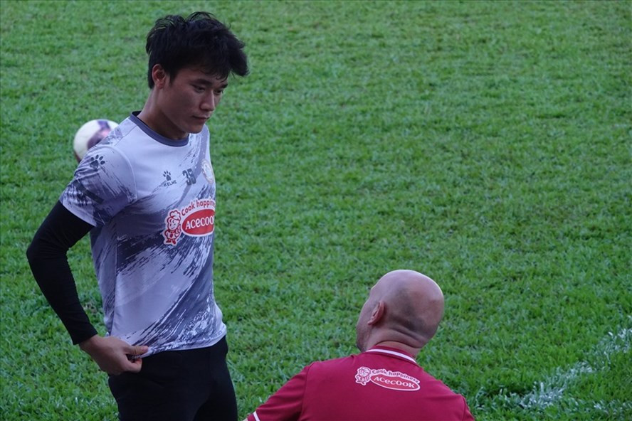 Thủ môn Bùi Tiến Dũng nhiều khả năng bắt chính trận thứ 2 liên tiếp cho TPHCM, khi đội gặp Hải Phòng chiều 2.5. Ảnh: Nguyễn Đăng.