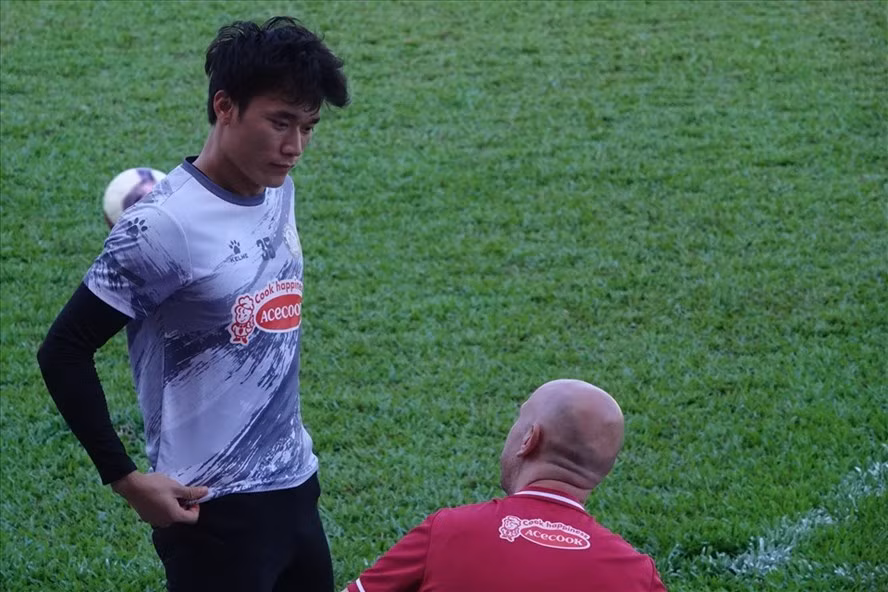 Thủ môn Bùi Tiến Dũng nhiều khả năng bắt chính trận thứ 2 liên tiếp cho TPHCM, khi đội gặp Hải Phòng chiều 2.5. Ảnh: Nguyễn Đăng.